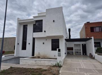 Casa de 4 ambientes Venta USD 120.000 · Dúplex con 108 m² de Terreno y 2 Dorm. en Venta en Docta