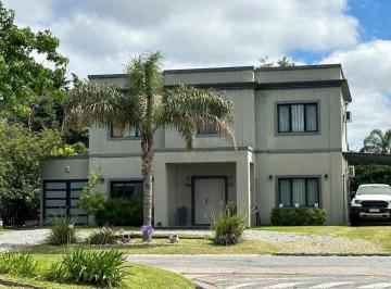 Casa · 247m² · 4 Ambientes · 1 Cochera · Casa en Venta en Country Los Ombúes de Hudson Lote 8