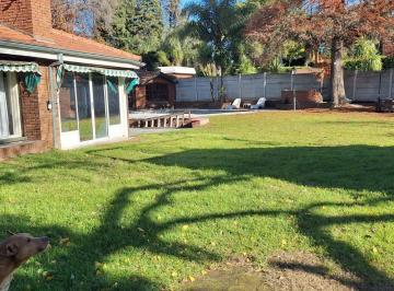 Casa · 210m² · 5 Ambientes · 1 Cochera · Casa en Barrio Santa Rita 3 Dorm. con Cancha de Tenis