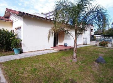 Casa · 80m² · 4 Ambientes · 2 Cocheras · Alquiler Casa con Parque y Cochera Martín Coronado