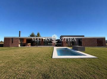 Casa · 213m² · 5 Ambientes · 1 Cochera · Propiedad de 4 Ambientes en Santa Ines