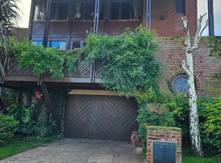 Casa · 304m² · 5 Dormitorios · 2 Cocheras