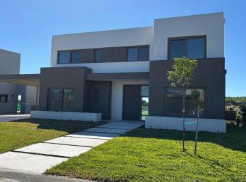 Casa · 240m² · 6 Ambientes · 2 Cocheras · Villanueva Santa Ana 5 Dorm a Laguna Venta a Estrenar