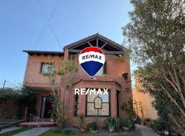 Casa · 248m² · 5 Ambientes · 1 Cochera · Casa 4 Dorm. Venta Grand Bourg