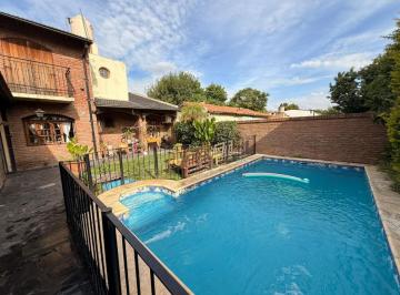 Casa · 125m² · 5 Ambientes · 3 Cocheras · Casa 5amb. C/ Pileta - Lote de 11x25