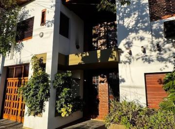 Casa · 257m² · 5 Ambientes · 1 Cochera · Casa en Venta - Merlo