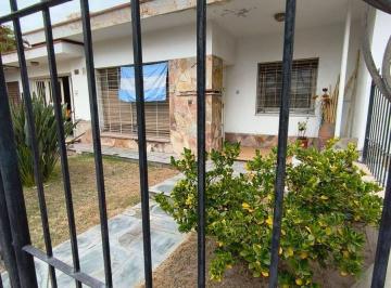 Casa · 150m² · 6 Ambientes · 1 Cochera · Cómoda Vivienda 3 Dorm. Barrio Santa Ana.