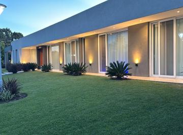 Casa de 7 ambientes, Ezeiza · Casa en Doble Lote Ubicada en Valdevez Canning