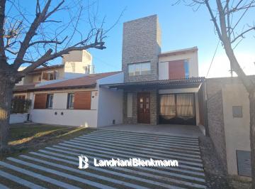 PH · 300m² · 8 Ambientes · 2 Cocheras · PH en Terrazas de Neuquén