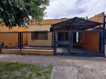Casa · 138m² · 4 Ambientes · 1 Cochera · Casa 4 Ambientes con Pileta y Quincho Cerrado