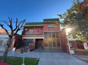Casa · 260m² · 9 Ambientes · 1 Cochera · Casa de Categoria + Galpon Ideal Para Desarrollo/emprendimiento de Taller/gimnasio/duplex/etc! Nue