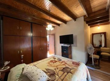 Casa · 260m² · 9 Ambientes · 1 Cochera · Casa de Categoria + Galpon Ideal Para Desarrollo/emprendimiento de Taller/gimnasio/duplex/etc! Nue