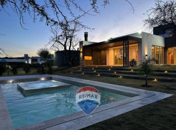 Casa · 485m² · 4 Ambientes · 6 Cocheras · Venta Casa de Categoria La Arbolada Hollywood