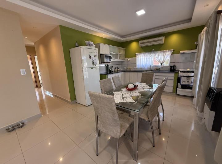 Casa · 217m² · 6 Dormitorios · 2 Cocheras