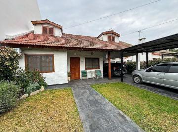 Casa · 218m² · 5 Ambientes · 2 Cocheras · Casa de 5 Ambientes con Quincho y Pileta, Más 2 Departamentos de 1 Ambiente. Barrio Uno, Ezeiza.