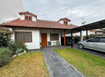 Casa · 218m² · 5 Ambientes · 2 Cocheras · Casa de 5 Ambientes con Quincho y Pileta, Más 2 Departamentos de 1 Ambiente. Barrio Uno, Ezeiza.