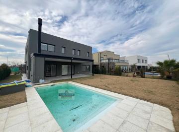 Casa · 233m² · 6 Ambientes · 6 Cocheras · Casa en Acacias