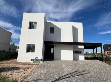 Casa · 162m² · 5 Ambientes · 2 Cocheras · Casa en Puertos del Lago - Riberas