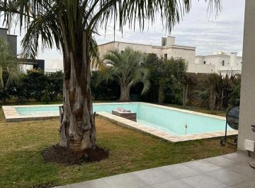 Casa · 220m² · 5 Ambientes · 2 Cocheras · Casa en Esquina con Pileta – Lagos de Canning 1