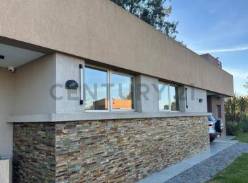 Casa · 180m² · 4 Ambientes · 2 Cocheras · Casa a La Venta de 2 Dorm., Parque y Pileta en Área 60 Amoblada