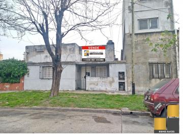 Casa de 3 ambientes, Lanús · Casa 3 Ambientes, Ideal Para 2 Familias, a m, de Av Rivadavia!