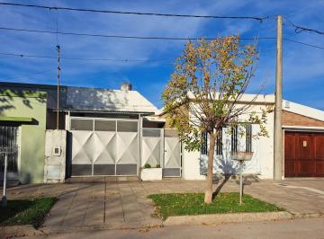 Casa · 140m² · 7 Ambientes · 2 Cocheras · Casa de 3 Dorm. Patio con Pileta, Quincho y Cochera en La Cuidad de Diamante - Entre Rios