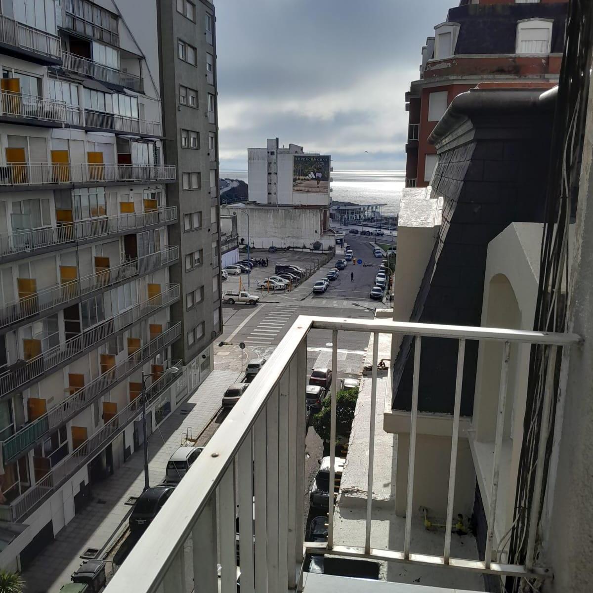 Edificio thalie. dos ambientes externocon balcon A la calle