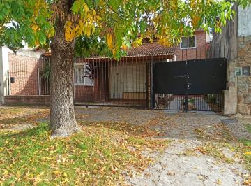 Casa de 5 ambientes, Lomas de Zamora · Chalet en Dos Plantas con Cochera y Garage Pasante
