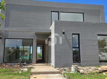 Casa · 180m² · 4 Ambientes · 2 Cocheras · Casa en Venta en Santa Lucia, Pilar del Este, Pilar
