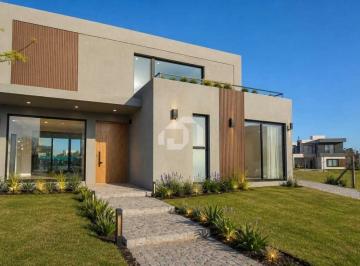 Casa · 180m² · 4 Ambientes · 2 Cocheras · Casa en Venta en Santa Lucia, Pilar del Este, Pilar