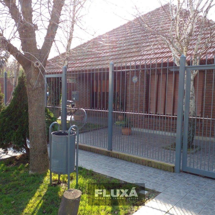 Chalet 5 amb, 360m² cubiertos en barrio El Jardín — Impecable estado