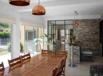 Casa · 240m² · 6 Ambientes · 2 Cocheras · Increíble Casa en Venta en El Bosque