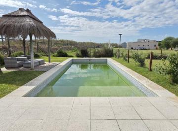 Casa · 161m² · 4 Ambientes · 2 Cocheras · Casa de 3 Dorm. con Piscina, Jardín y Parrilla en San Sebastián, Loma Verde, Escobar.
