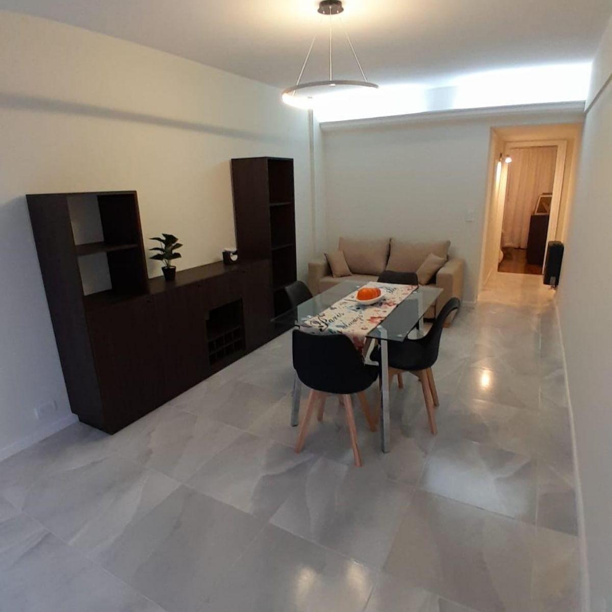 Ofrecemos en venta departamento de dos ambientes a la calle con balcón, totalmente reciclado