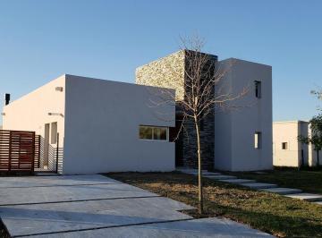 Casa · 162m² · 4 Ambientes · 2 Cocheras · Casa en Venta 3 Habitaciones/pileta/lote Interno Barrio El Canton Puerto Escobar