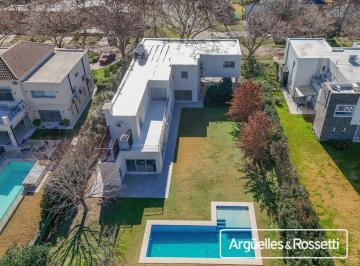 Casa · 485m² · 6 Ambientes · 2 Cocheras · Casa 3 Dorm. en Kentucky Funes
