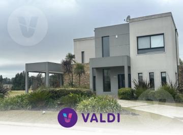 Casa · 210m² · 5 Ambientes · 2 Cocheras · Casa en Venta - Barrio La Providencia, Canning