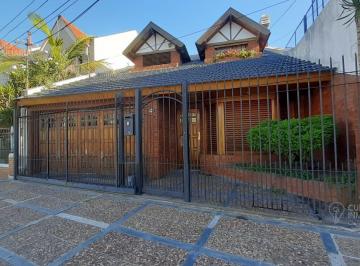 Casa · 277m² · 4 Ambientes · 1 Cochera · Casa Venta Villa Sarmiento 4 Ambientes con Pileta
