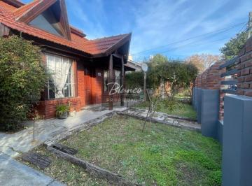 Casa · 140m² · 5 Ambientes · 3 Cocheras · Hermosa Casa en Venta - Ideal Para Vivienda Permanente!