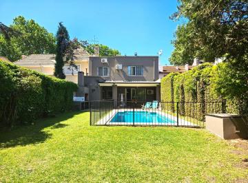 Casa · 220m² · 5 Ambientes · 2 Cocheras · Casa en Alquiler 5 Ambientes Acassuso con Pileta
