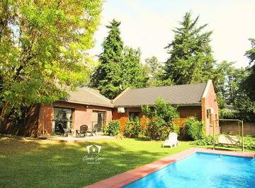 Casa de 4 ambientes, Pilar · Casa con Quincho y Piscina, 3 Dorm. Zona Km 50 Pilar, Barrio La Esmeralda