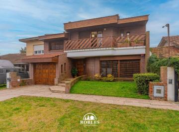 Casa · 264m² · 5 Ambientes · 2 Cocheras · Chalet en El Tradicional Barrio Parque Luro