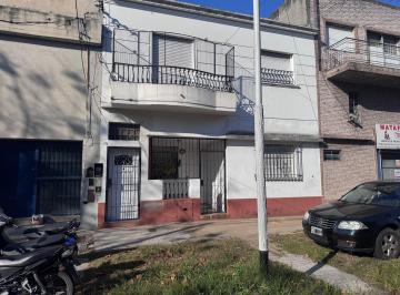 Departamento de 9 ambientes, Avellaneda · Hermoso Departamento 3 Ambientes con Patio, en Primer Piso por Escalera