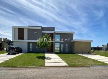 Casa · 214m² · 6 Ambientes · 4 Cocheras · Casa en Alquiler 6 Amb en San Lucas Canning