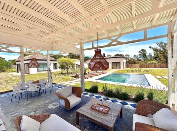 Casa · 536m² · 7 Ambientes · 4 Cocheras · Casa en Venta en Barraverde - Tm