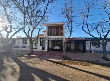 Oficina comercial · 190m² · 9 Ambientes · 1 Cochera · Casa en Venta