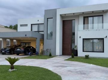 Casa · 300m² · 7 Ambientes · 2 Cocheras · Casa a La Venta en Pilar