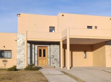 Casa · 856m² · 6 Ambientes · 3 Cocheras · Casa en Alquiler Anual a La Laguna