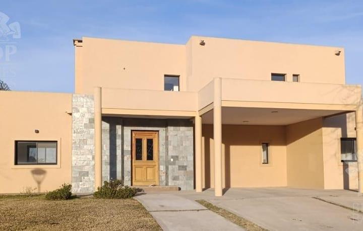 Casa · 856m² · 6 Ambientes · 3 Cocheras