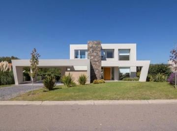 Casa · 315m² · 4 Ambientes · 2 Cocheras · Casa en Venta en La Serena. 3 Dorm.. Pileta